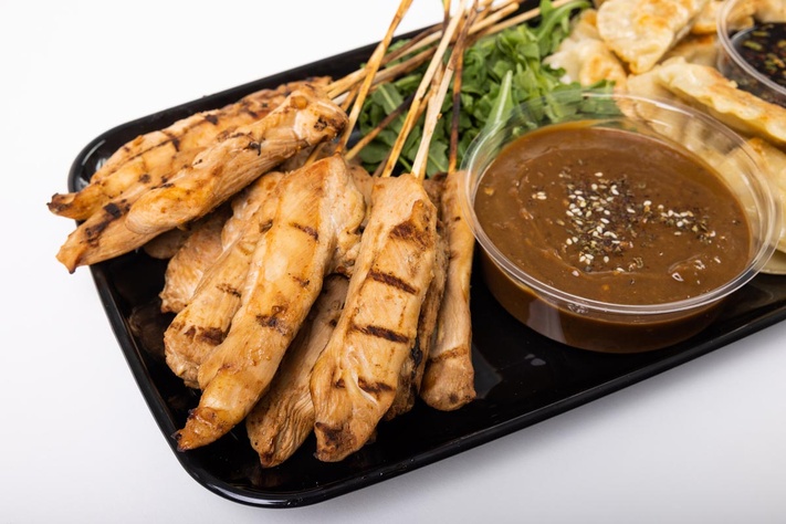 Chicken kabob platter with brown sauce